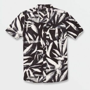 Volcom Echo Leaf Short Sleeve Button Down Shirt Men’s